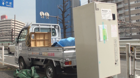 横浜市神奈川区のサロン　JEUNO様　新しい電気温水器・パナソニックDH-37G4ZUの運搬