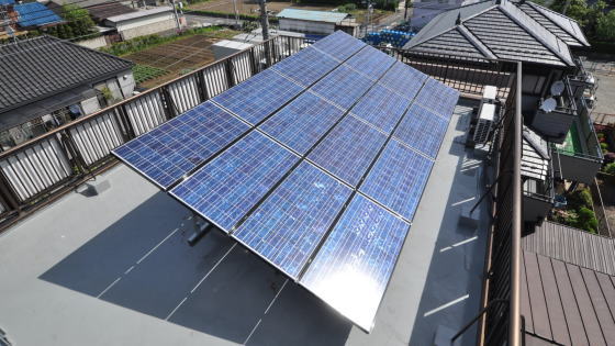 屋上に陸屋根タイプの太陽光発電システムを設置！